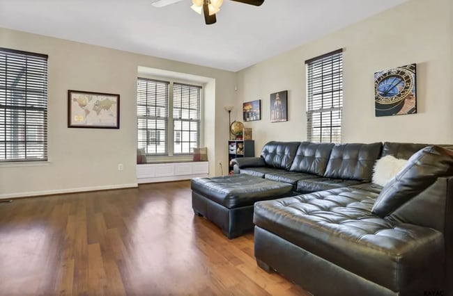 Building Photo - Coming Soon! "Charming 3-Bedroom Townhouse Retreat with Spacious 1960 sq ft Layout in York, PA!"