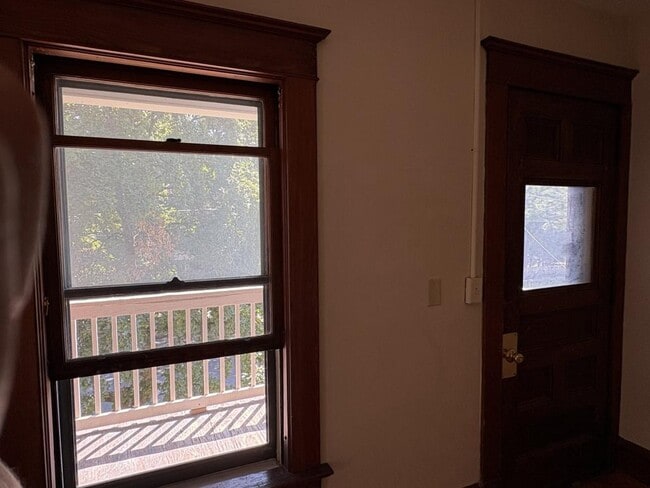 Building Photo - 48 Monroe St