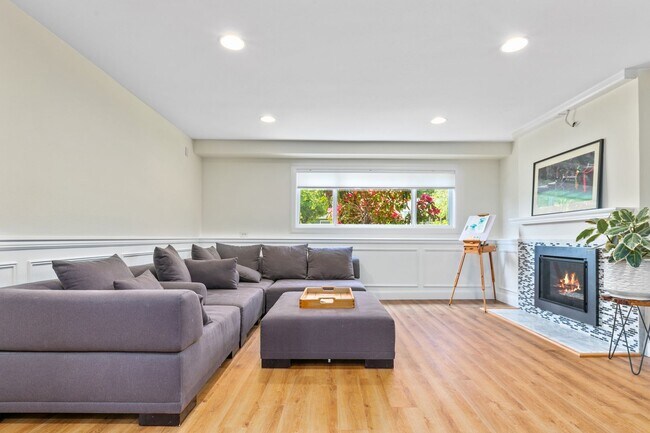 Building Photo - 3Bd/2.25Ba Seattle House