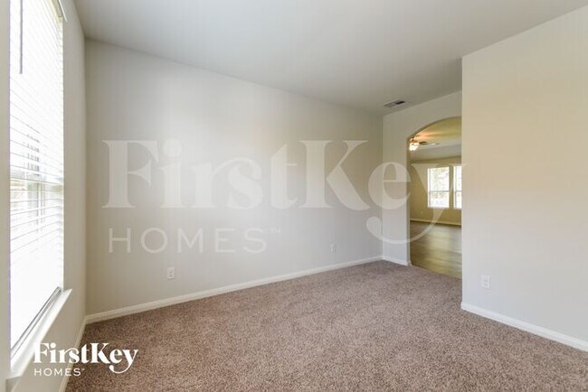 Building Photo - 131 Lk Wy Cir