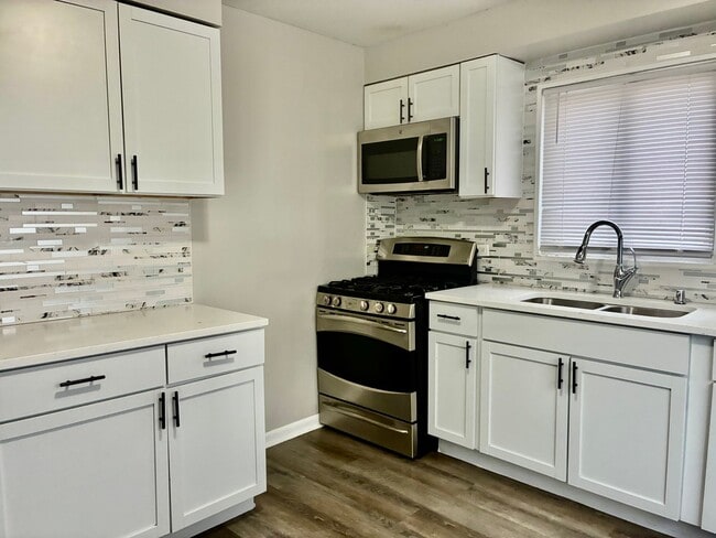 Building Photo - Gorgeous 3bed 1bath Single family house