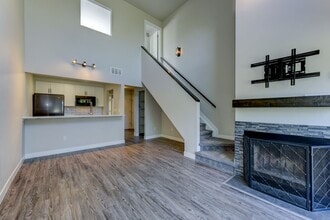 Building Photo - 2 Bedroom Condo in Great Location with Poo...