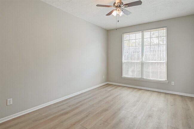 Building Photo - 717 Cedarwood Dr