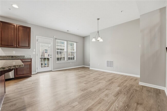 Building Photo - 202 Pointe View Dr