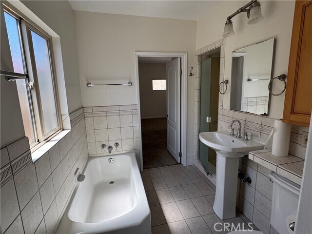 Building Photo - 1052 W 25th St