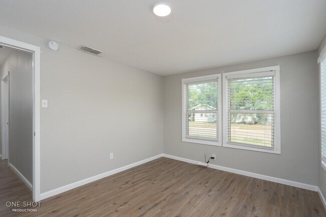 Building Photo - 2744 Russell Ave