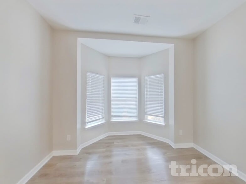 Building Photo - 4270 Sir Dixon Dr