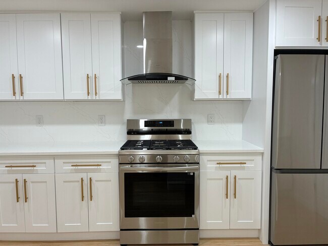 Building Photo - 716 11TH St