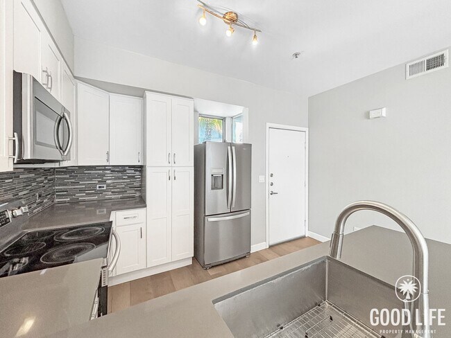 Building Photo - Sleek 1B/1BA Condo in the Heart of Marina District with A/C, In-Unit W/D & Reserved Parking!