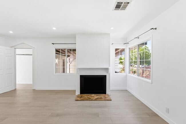 Building Photo - Beautiful modern 3 Bed + 2 Bath House + Den/Office & Backyard