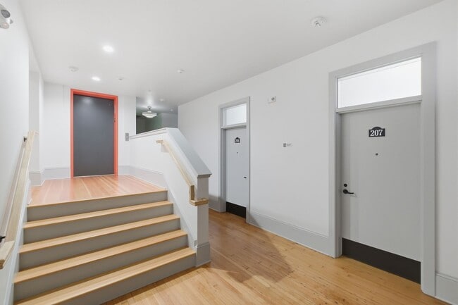 Building Photo - WINTER SPECIAL - NEWLY RENOVATED DOWNTOWN SALEM ONE BEDROOM