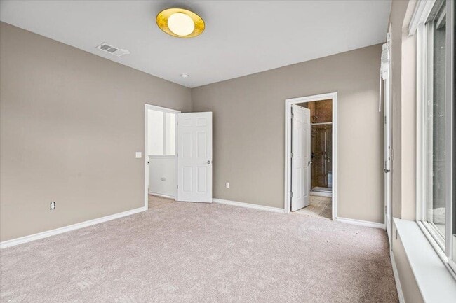 Building Photo - 2947 Moss St