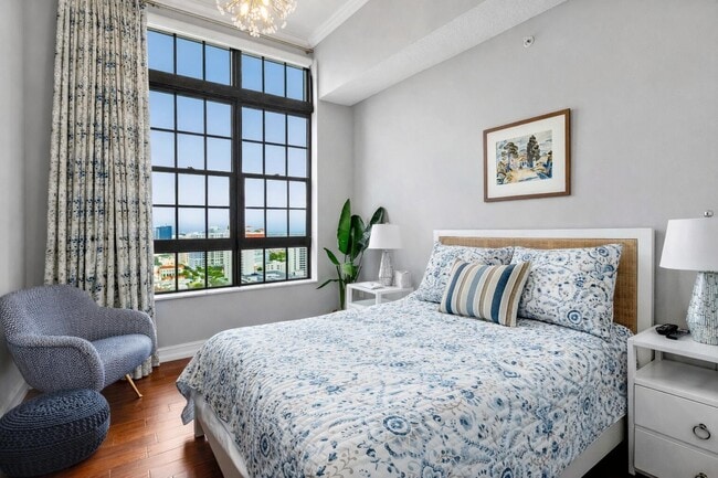 Building Photo - 701 S Olive Ave