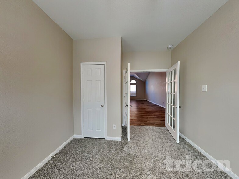 Building Photo - 213 Lamont Rd