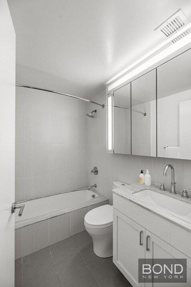 Building Photo - 101 W 55th St