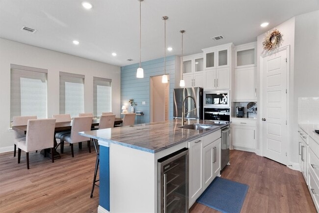 Building Photo - 7309 Sunset Blvd