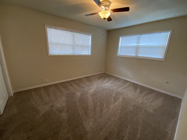 Building Photo - Spacious 3/2!