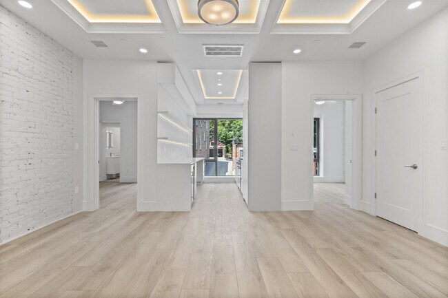 Building Photo - 1572 Beacon St