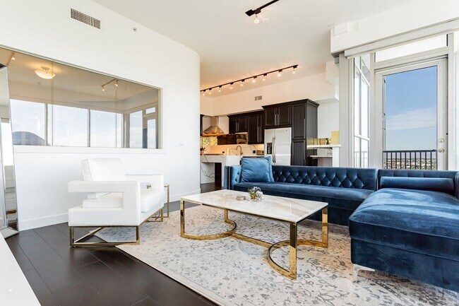 Building Photo - Fully Furnished High Rise with Wynn Golf Course Views!