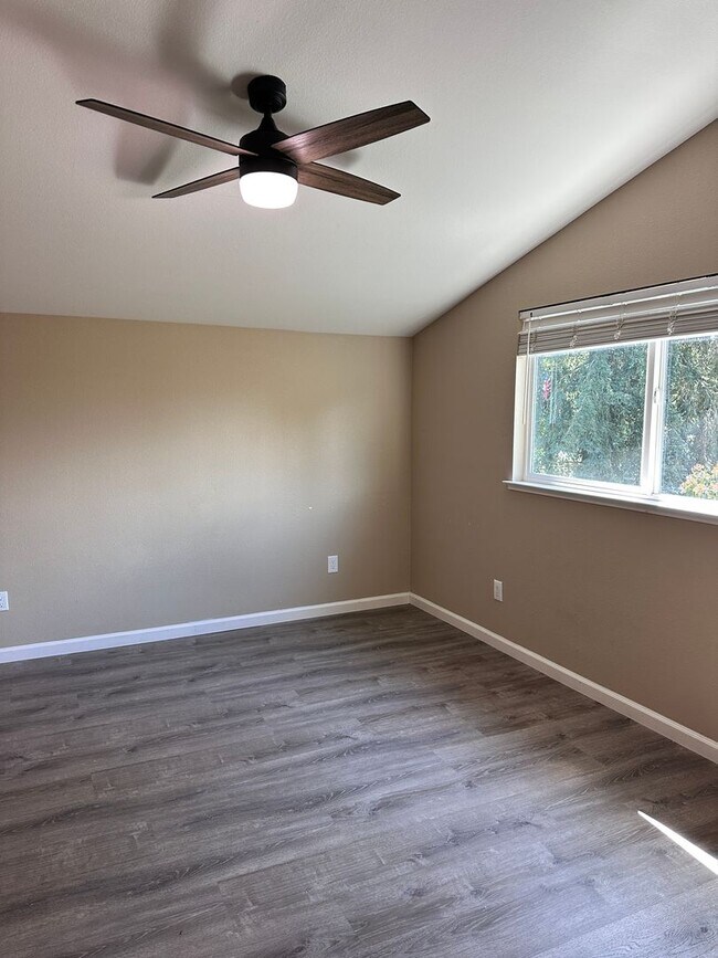 Building Photo - 6 bedroom/ 2.5 bath in Rohnert Park