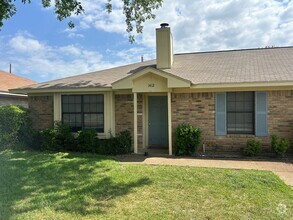 Building Photo - Updated Midway ISD Duplex