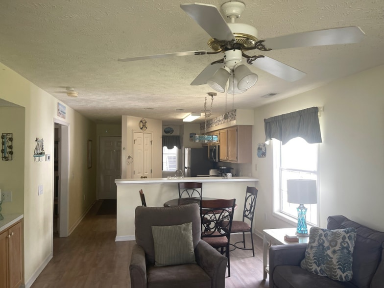 Building Photo - 541 White River Dr