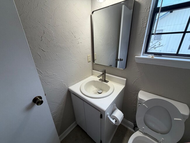 Building Photo - Ridgewood Subdivision Gem: 3-Bedroom Home with Fenced Yard.