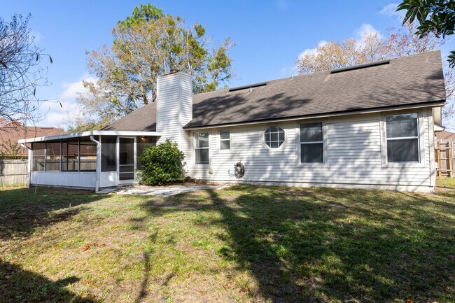 Building Photo - 3 Bedroom 2 Bath at Chimney Lakes