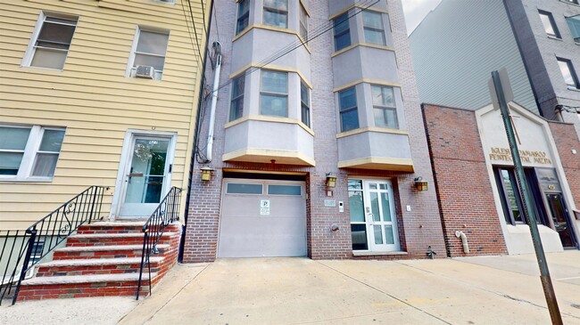 Building Photo - 421 Jackson St