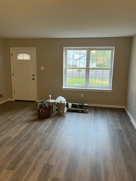 Building Photo - 568 Thrush Ct