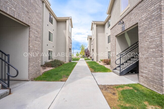 Building Photo - 1936 N Geneva Rd