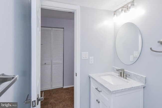 Building Photo - 915 Westlake Dr