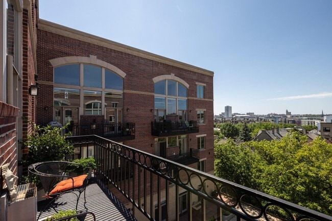 Building Photo - 1515 N Van Buren St