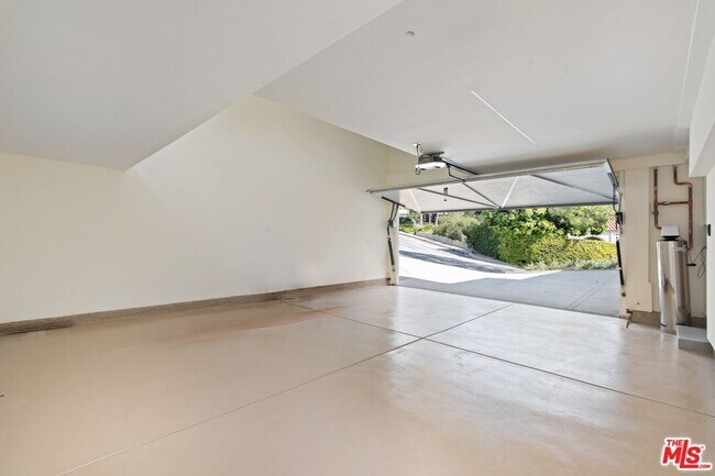 Building Photo - 2501 Banyan Dr
