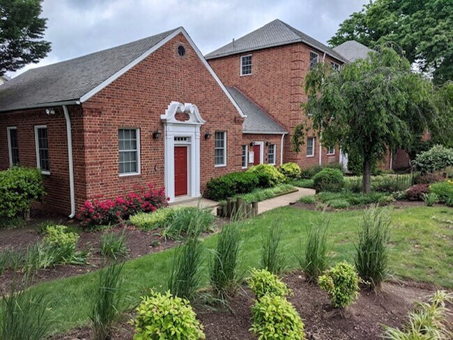 Building Photo - FIRST MONTH FREE RENT!