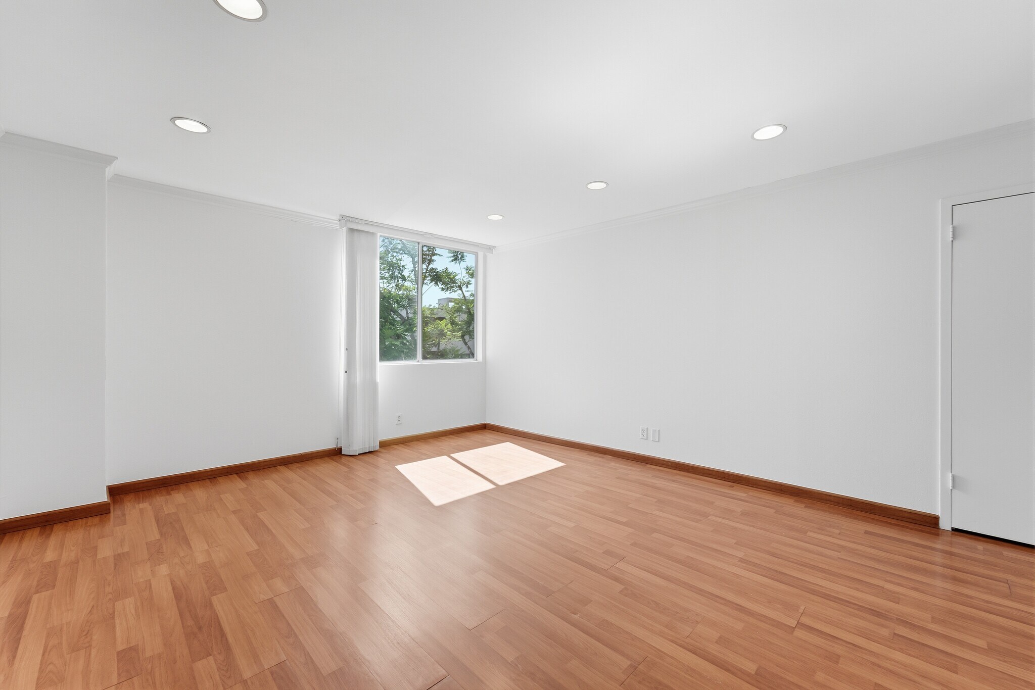 Building Photo - 100 S Doheny Dr