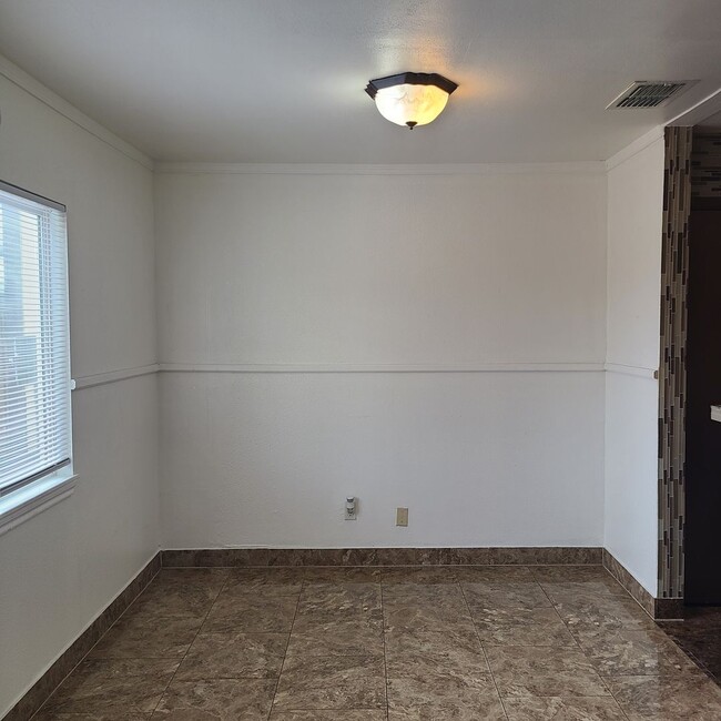 Building Photo - Spacious 3 BR+study/2.5 bath end-unit townhome w/balcony & patio!