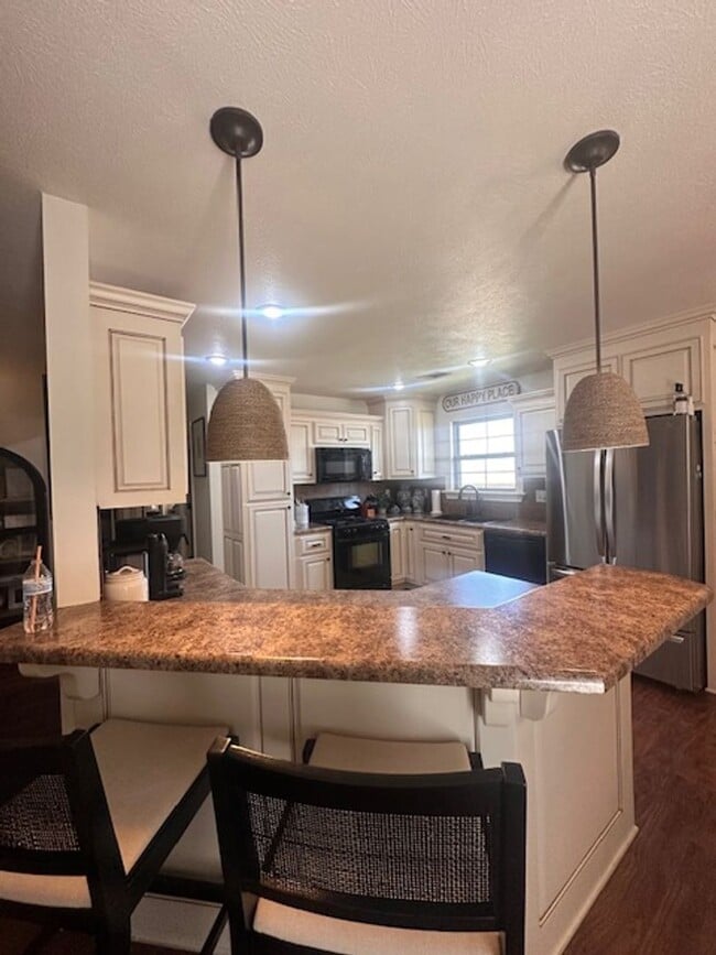 Building Photo - Ridgewood West End Home