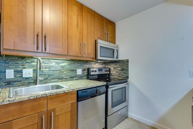 Building Photo - 7685 Northcross Dr