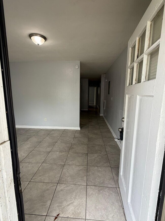 Building Photo - 1046/1048 W 8th St.- Duplex