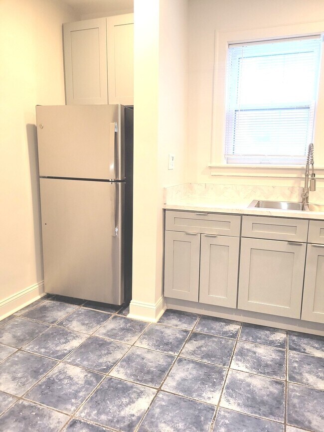 Building Photo - 2336 E 68th St