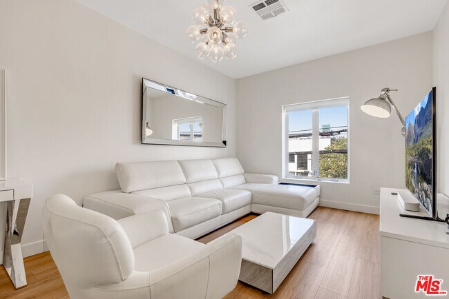 Building Photo - 6212 Santa Monica Blvd