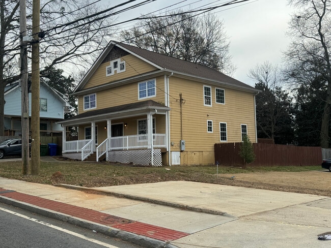 Building Photo - 2483 Memorial Dr SE