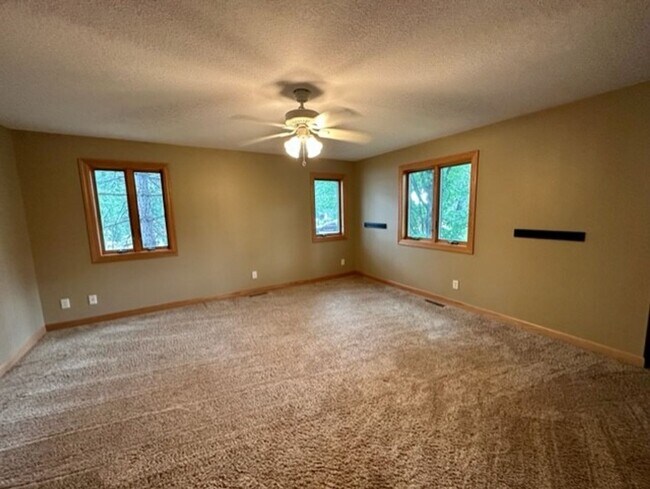 Building Photo - 6 bedroom, 4.5 bath Whitefish chain, 12 mo...