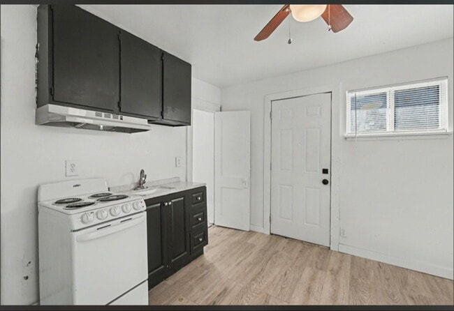 Building Photo - 732 N Victor Ave