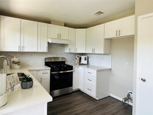 Building Photo - 6738 Hendon Ln