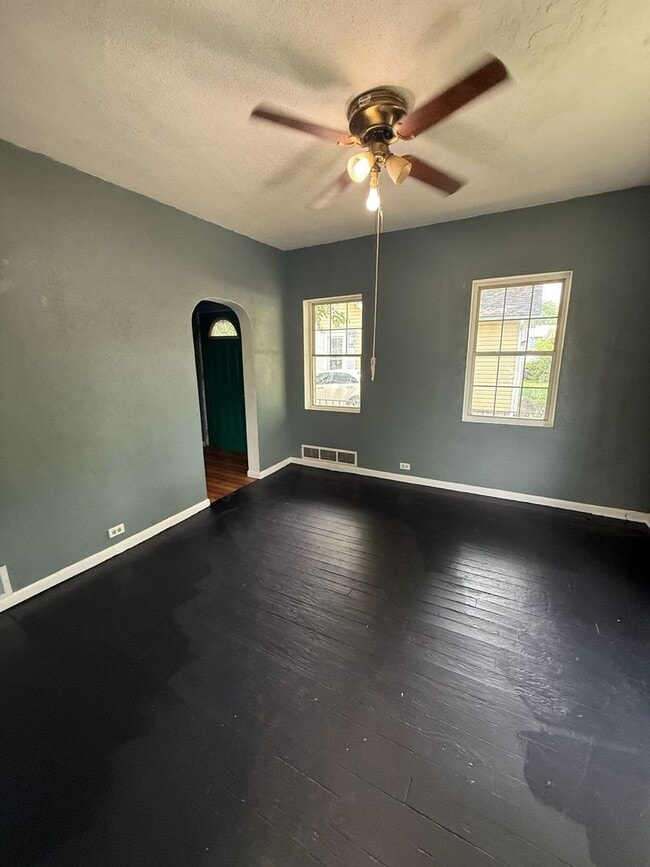 Building Photo - 3 bedrooms 1 bath