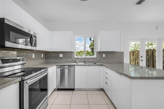 Building Photo - 942 SW 147th Ct