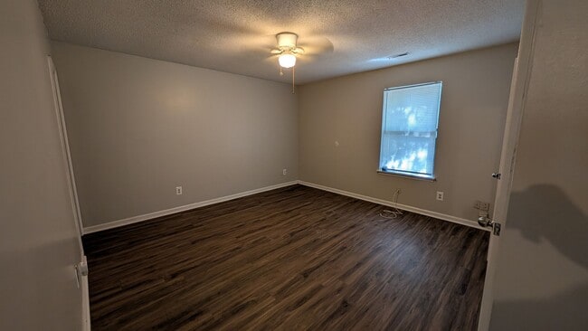 Building Photo - Spacious 2BD/2BA Duplex