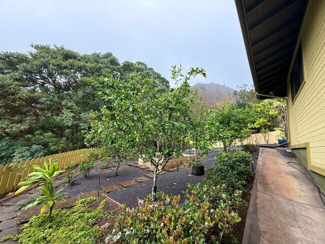 Building Photo - Beautiful 3 Bedroom / 2.5 Bathroom Home in Wailuku Heights!